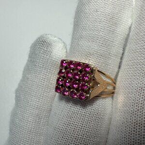Elegant 18K Yellow Gold Ring with Pink Sapphires